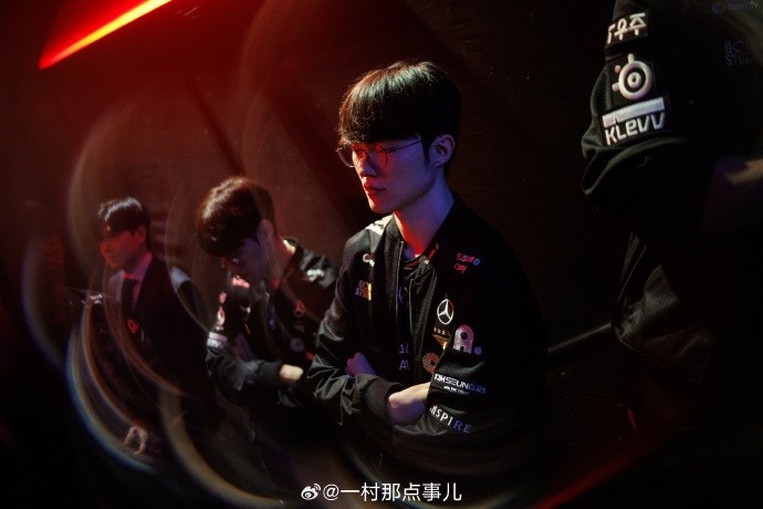 摄影师一村分享返图:Faker胜利后开心的笑了