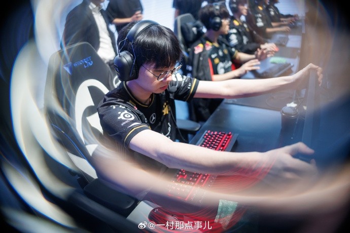 摄影师一村分享返图:Faker胜利后开心的笑了