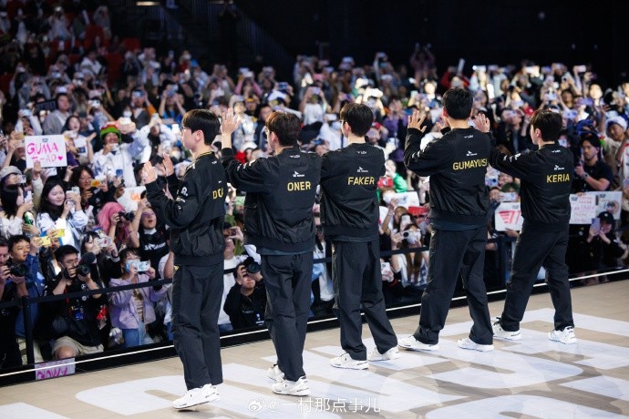 摄影师一村分享返图:Faker胜利后开心的笑了