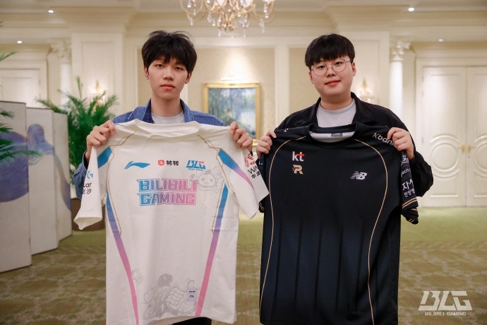 BLG俱乐部分享照片:ON与KT辅助选手Peter互换队服~