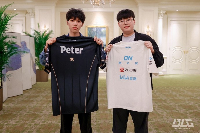 BLG俱乐部分享照片:ON与KT辅助选手Peter互换队服~